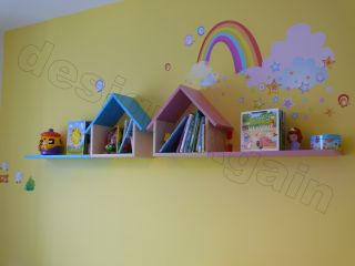 poličky do dětského pokoje ve tvaru domečku