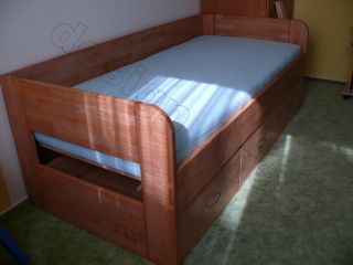 postel z lamina v dekoru dřeva