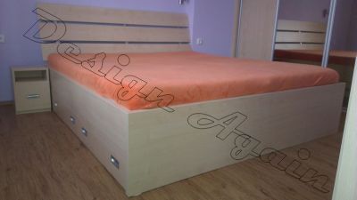 postel na míru s vestavěnými šuplíky s úložnym prostorem a stolky