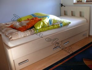 dětská postel na míru s úložným boxem v dekoru dřeva