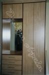vestavěná skříň do předsíně se šuplíky v dekoru dřeva