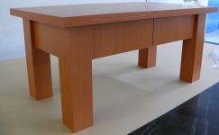 klisický dřevěný stůl
