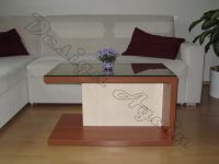 designový stolek v dekoru dřeva, skla