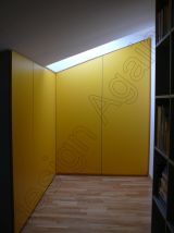 moderní skříň na míru v atypickém prostoru ve žlutém dekoru