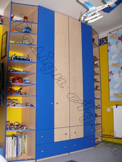 skříň na míru v dětském pokoji s otevíracími dveřmi a knihovnou v dekoru dřeva a modrého lamina