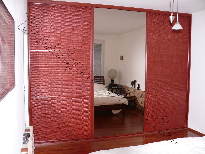 vestavěná skříň v dekoru bambus s dělenými dveřmi