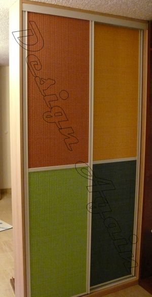 moderní vestavěná skříň do dětského pokoje v barevném designu