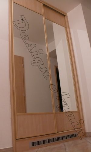 vestavěná skříň na míru v dekoru dřeva s prakticky řešenými zrcadly