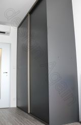 skříň s posuvnými dveřmi v šedém dekoru