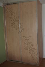 skříň s posuvnými dveřmi v dekoru dřeva